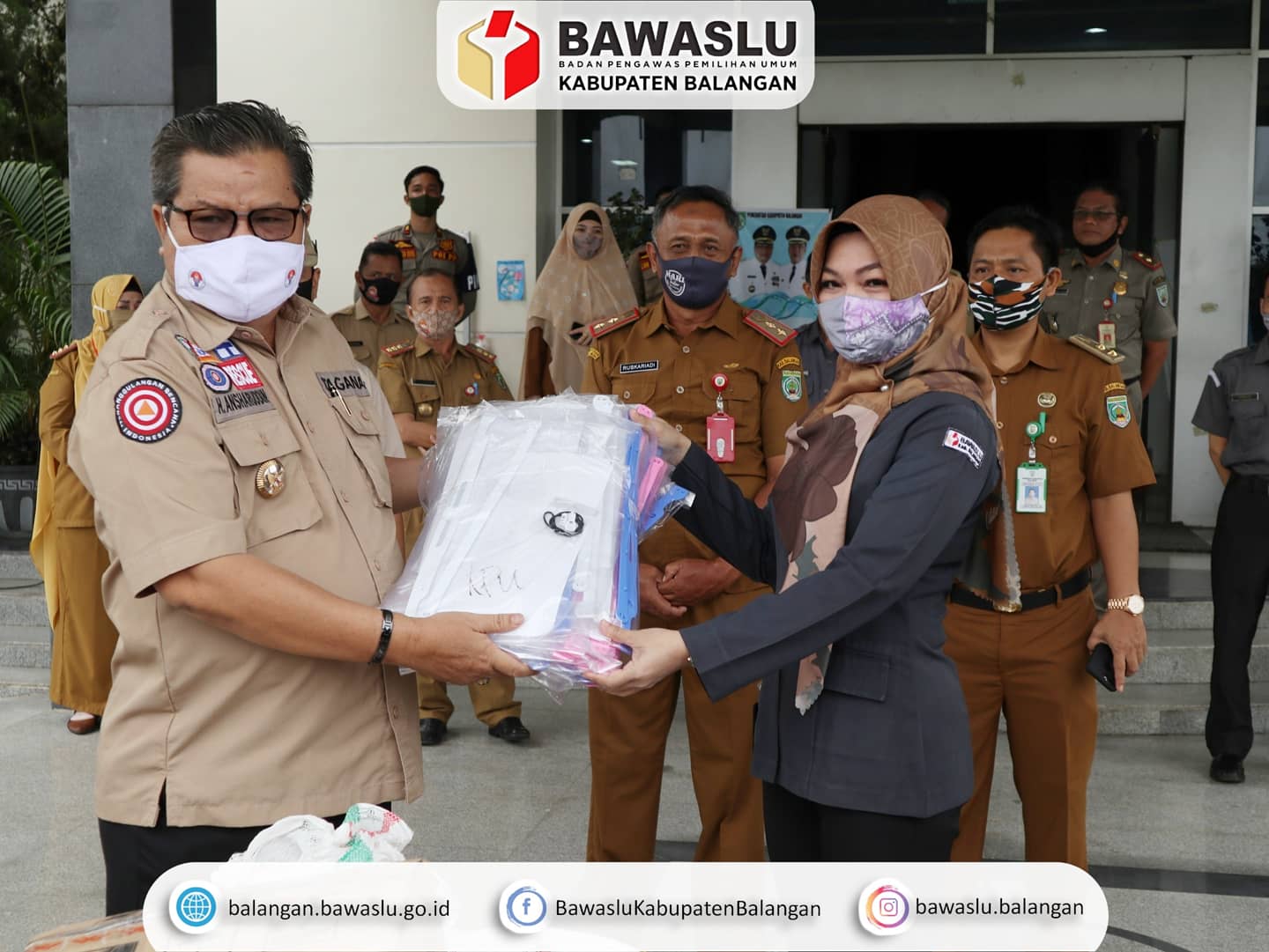 Ansharuddin Serahkan Bantuan APD kepada Bawaslu Balangan