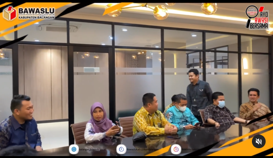 Penyerahkan Laporan Tahunan