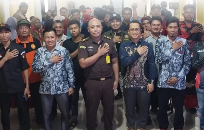 Foto bersama Anggota Bawaslu Kabupaten Balangan setelah memberikan materi