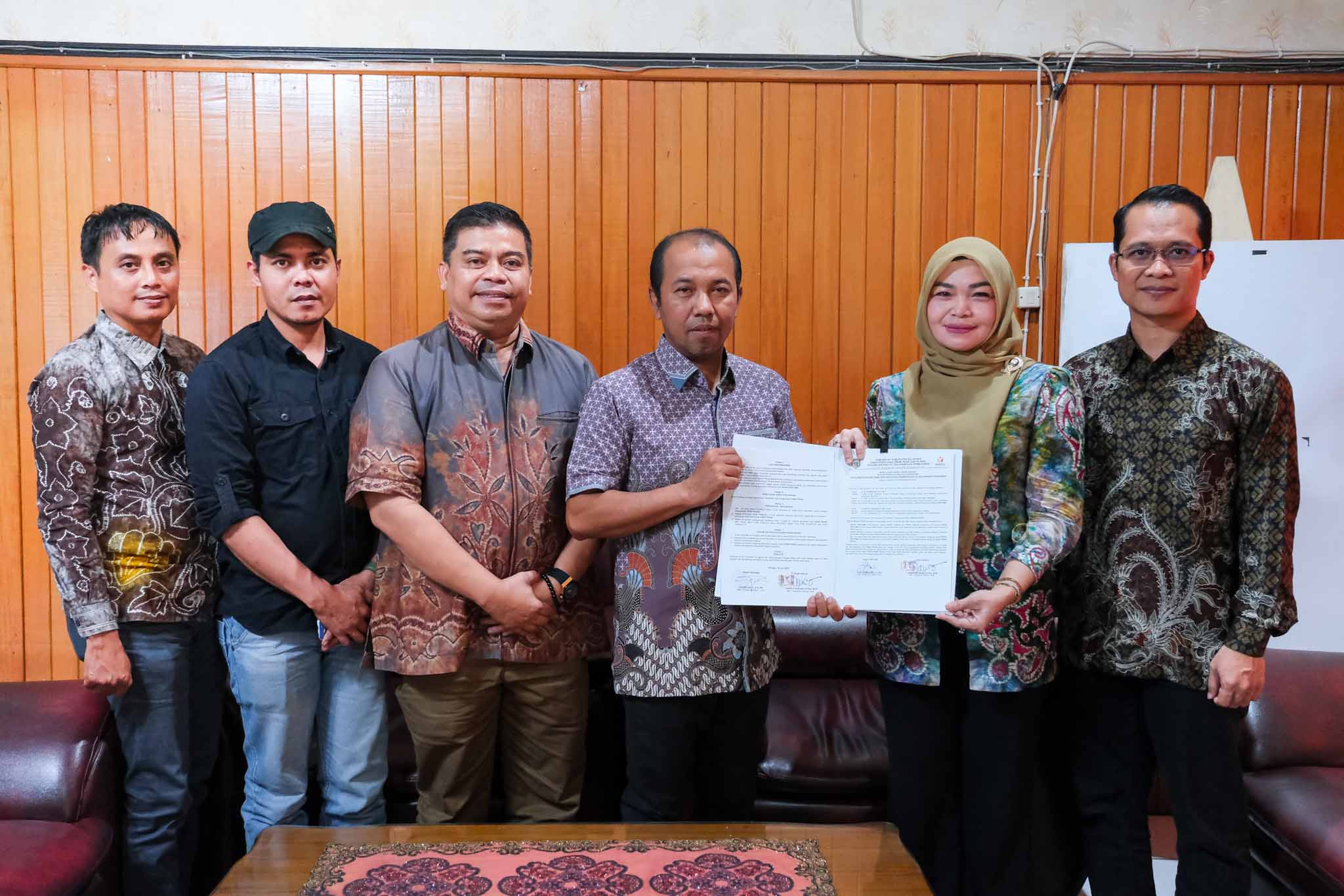 Bawaslu Balangan Serahkan NPHD Hibah kepada Bawaslu Provinsi Kalimantan Selatan
