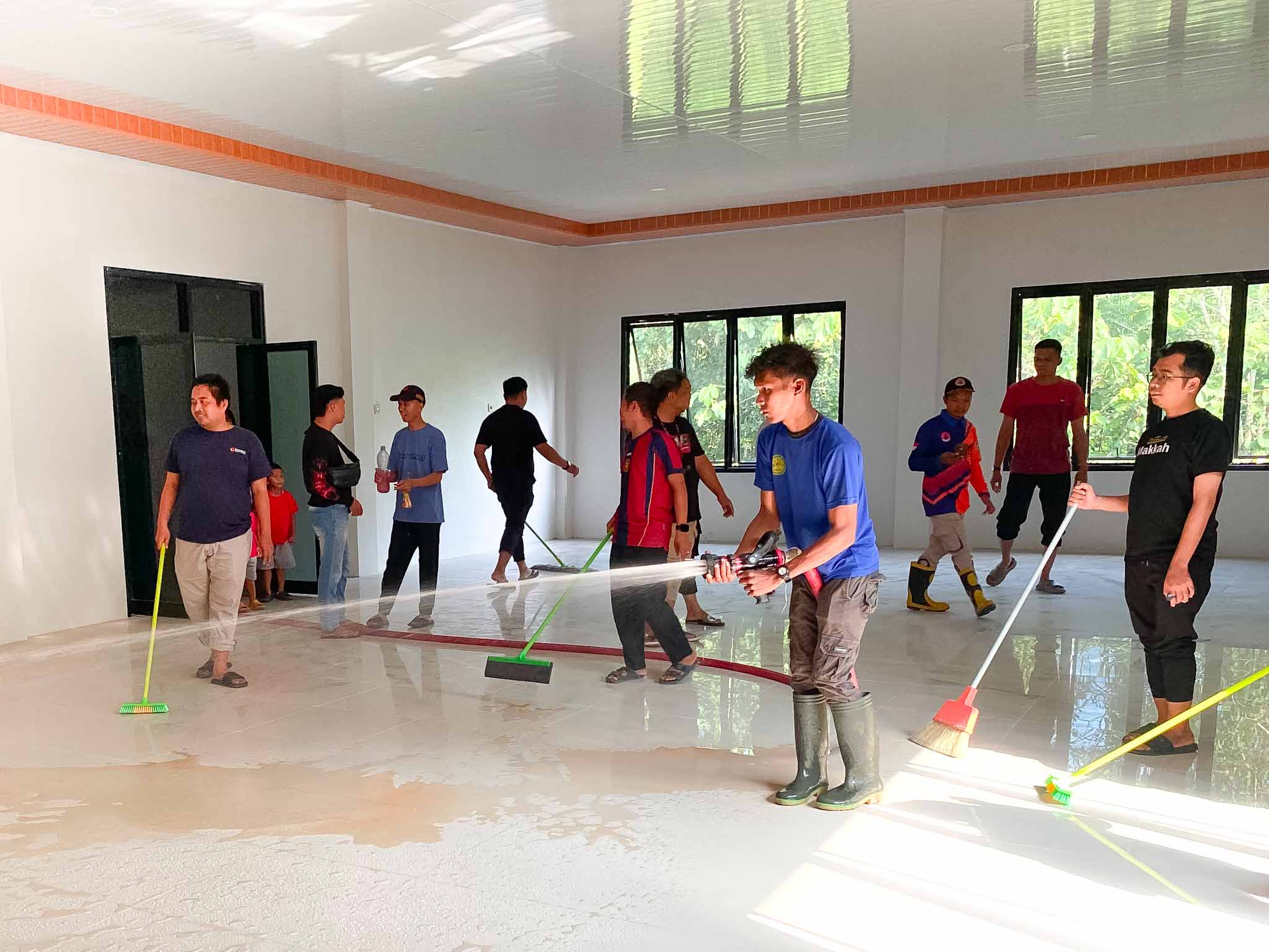 Sinergi Bersihkan Kantor Baru, Bawaslu Balangan Libatkan BPBD
