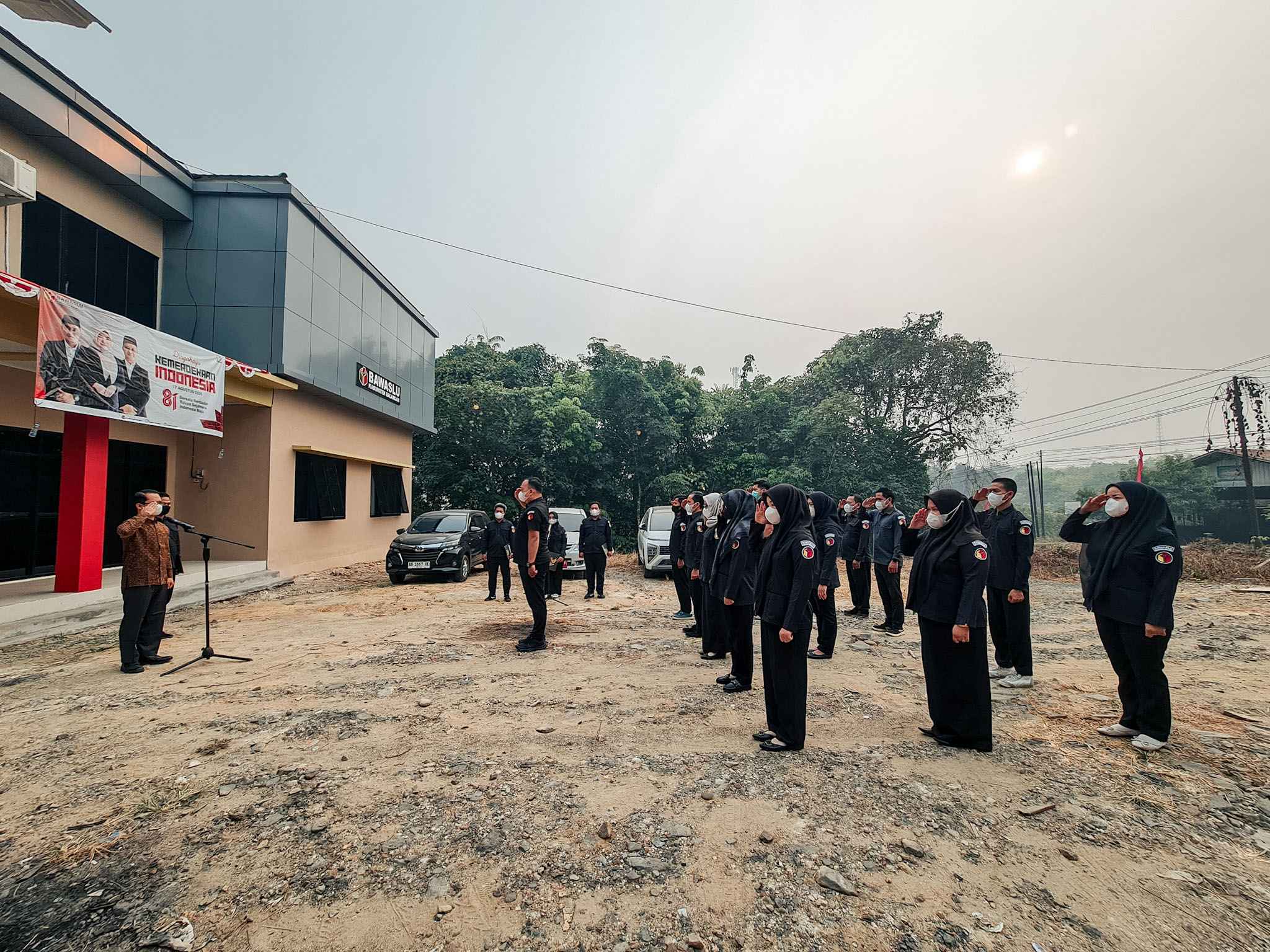 Di Tengah Kabut Asap, Bawaslu Balangan Awali Pekan dengan Apel Pagi