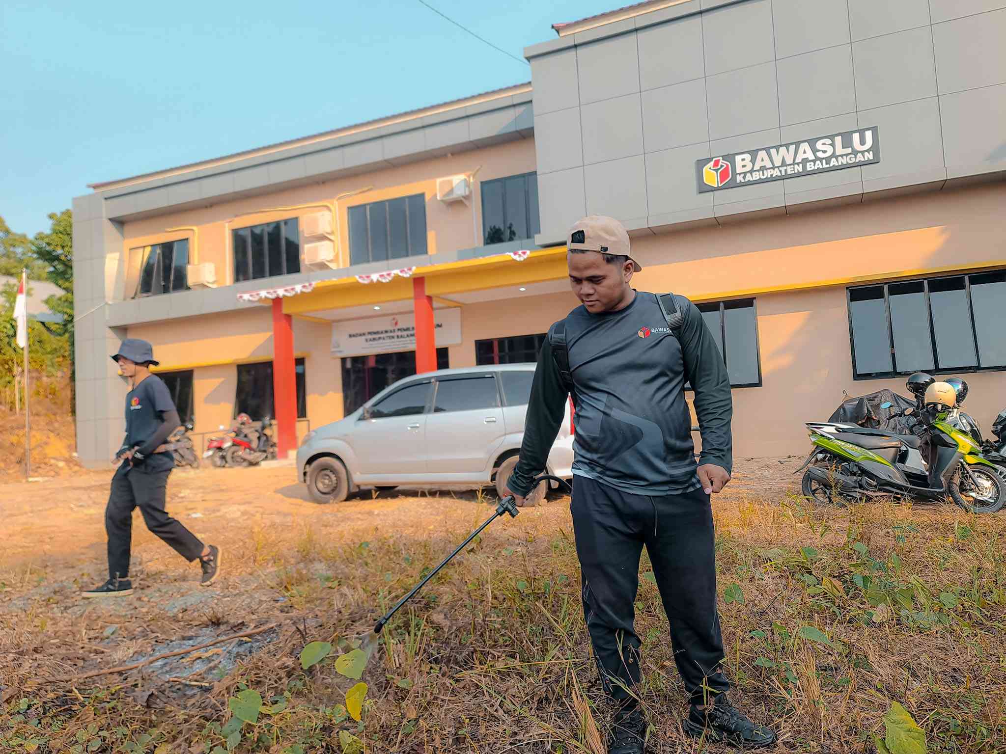 Jumpa Berlian Kembali Digelar, Bawaslu Balangan Rawat Lingkungan Kantor dengan Semangat Kebersamaan