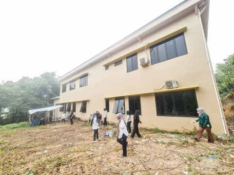 Bersihkan Area Belakang Kantor, Bawaslu Balangan Rawat Lingkungan Kerja Lewat Jumpa Berlian