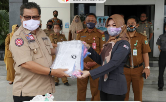Ansharuddin Serahkan Bantuan APD kepada Bawaslu Balangan