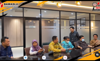 Penyerahkan Laporan Tahunan