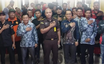 Foto bersama Anggota Bawaslu Kabupaten Balangan setelah memberikan materi