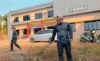 Jumpa Berlian Kembali Digelar, Bawaslu Balangan Rawat Lingkungan Kantor dengan Semangat Kebersamaan