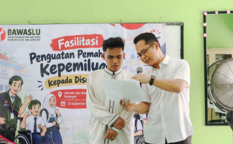 Dari Ruang Kelas ke Ruang Demokrasi, Bawaslu Balangan Kenalkan Hak Politik kepada Siswa Disabilitas